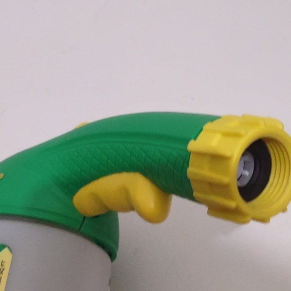 Miracle-Gro Garden Feeder with Water Soluble All Purpose Plant Food 1 lb. - Picture 8 of 8